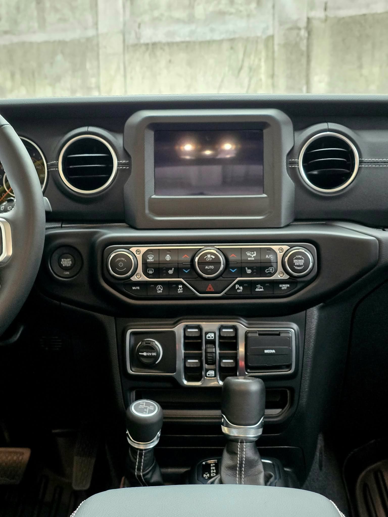 2024 Jeep Wrangler Sahara 4x4 2.0 photo 5