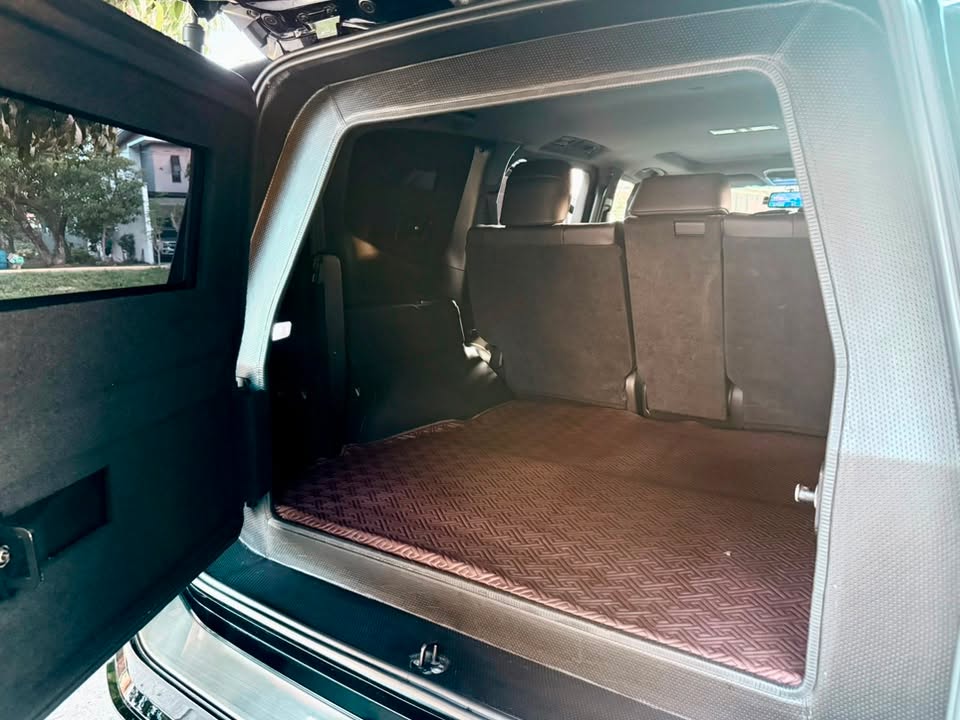 Toyota Land Cruiser 300 70th Anniv Lvl 6 Armored photo 6