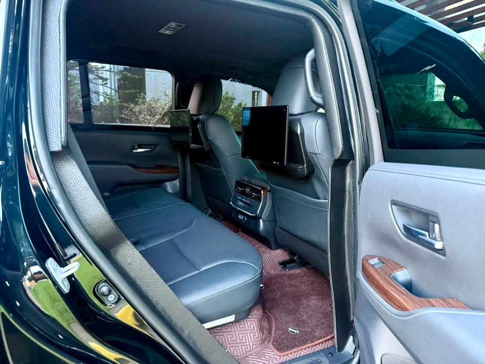 Toyota Land Cruiser 300 70th Anniv Lvl 6 Armored photo 5